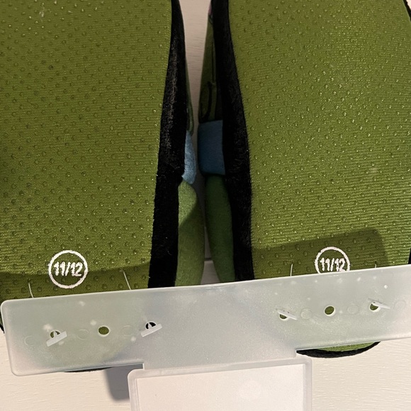 🎈🎈NWT BUZZ LIGHTYEAR SLIPPERS - Picture 2 of 3